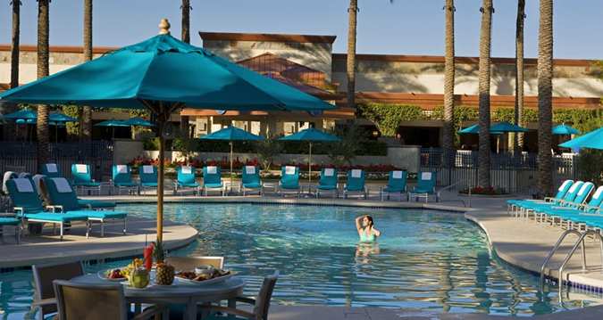  Refreshing outdoor pool and whirlpool 